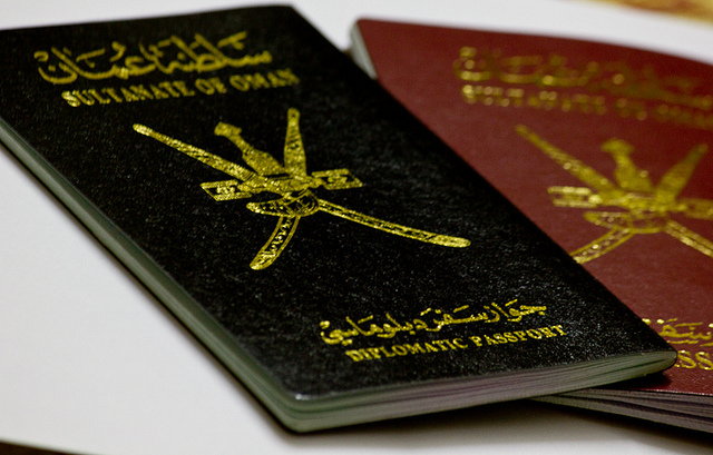 عُمان تقنن إجراءات سحب الجنسية من مواطنيها بعد الإمارات والكويت